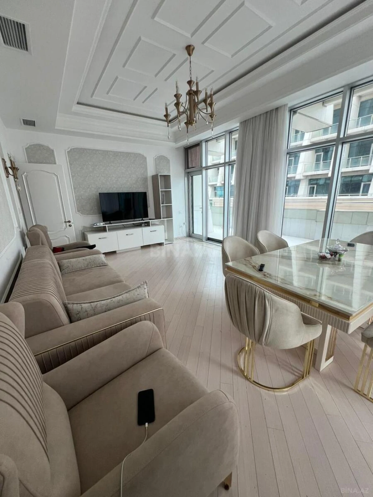 Kirayə verilir 3 otaqlı mənzil 168 m²