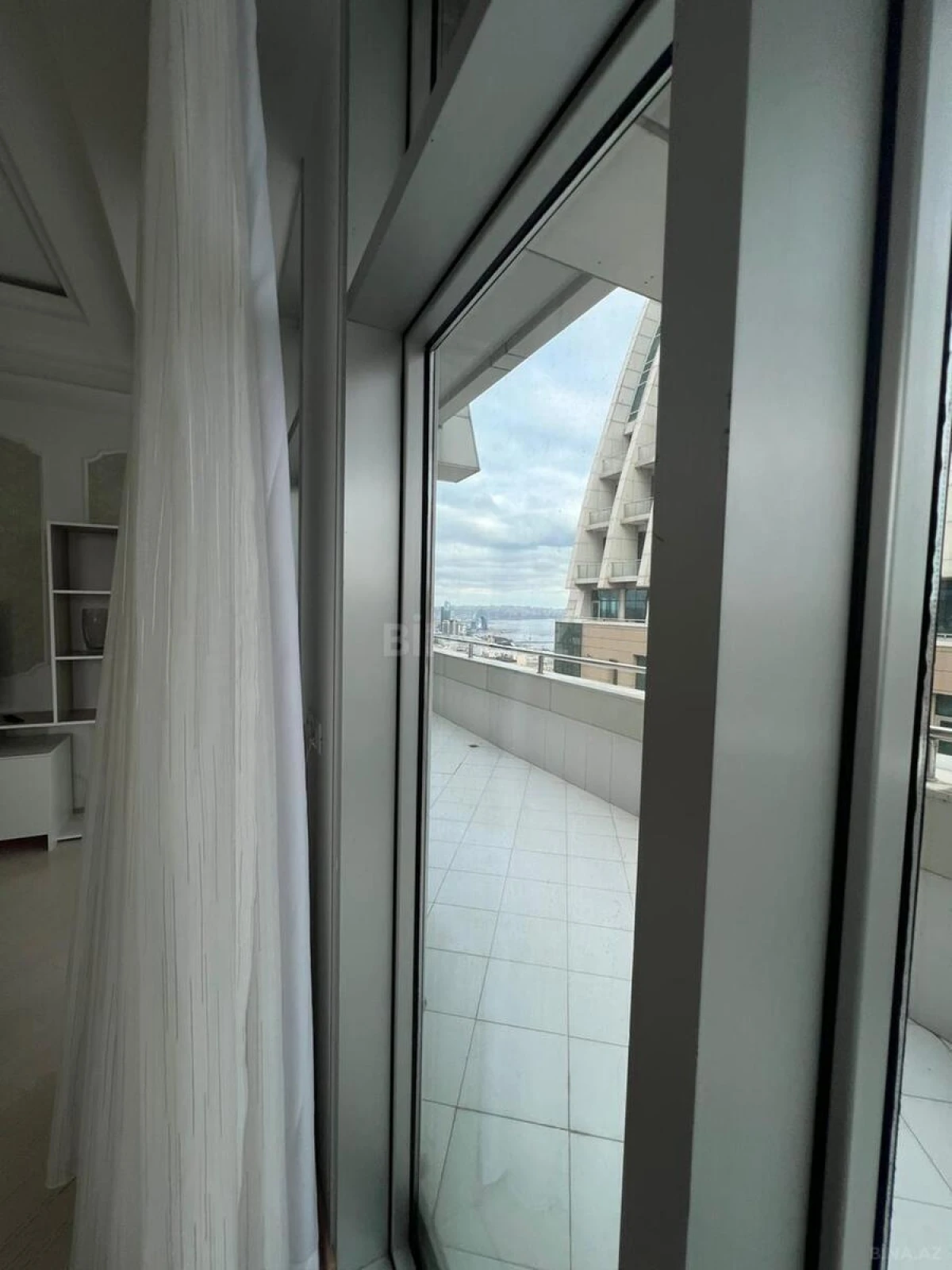Kirayə verilir 3 otaqlı mənzil 168 m²