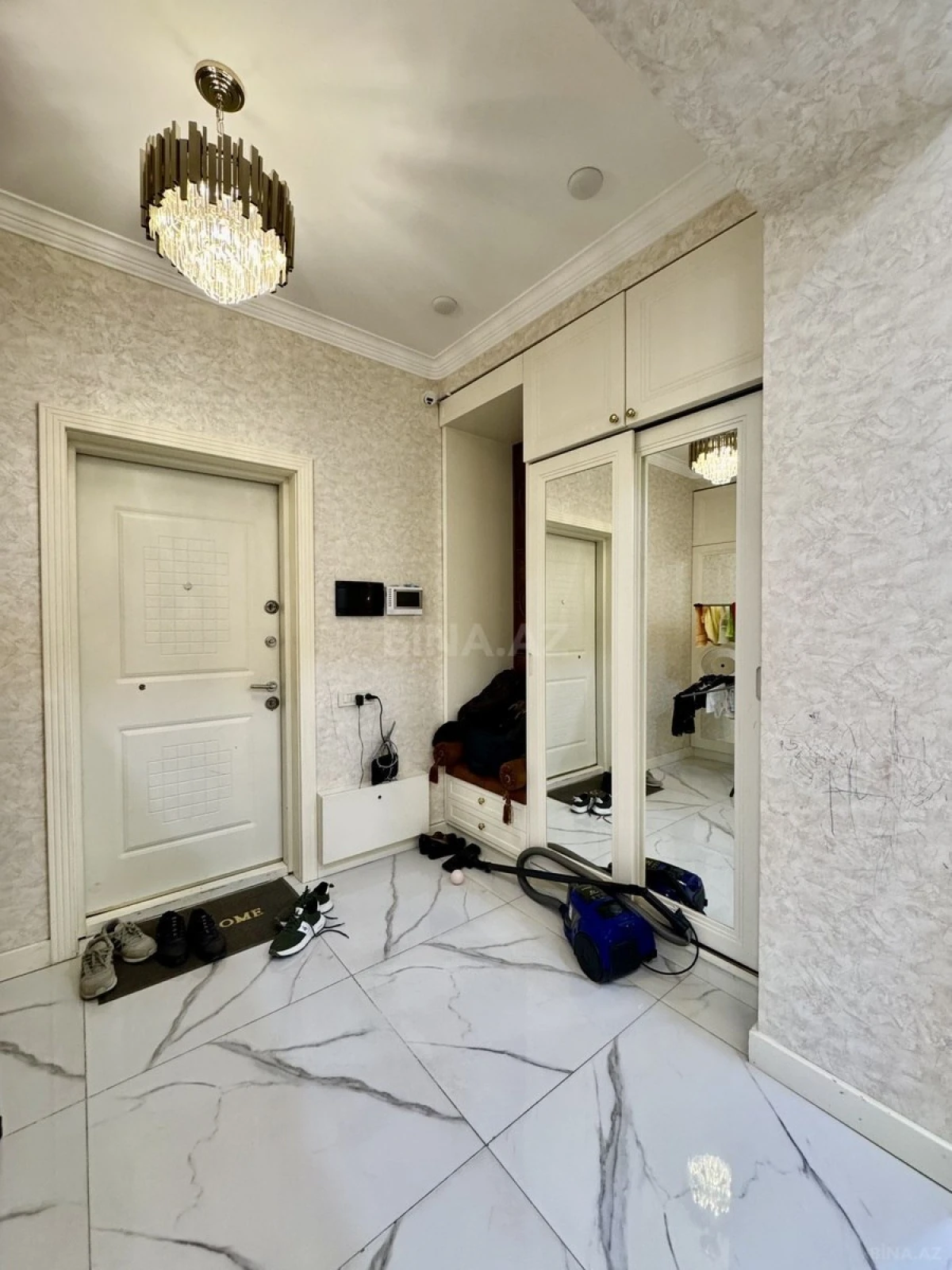 Satılır 3 otaqlı mənzil 141 m²