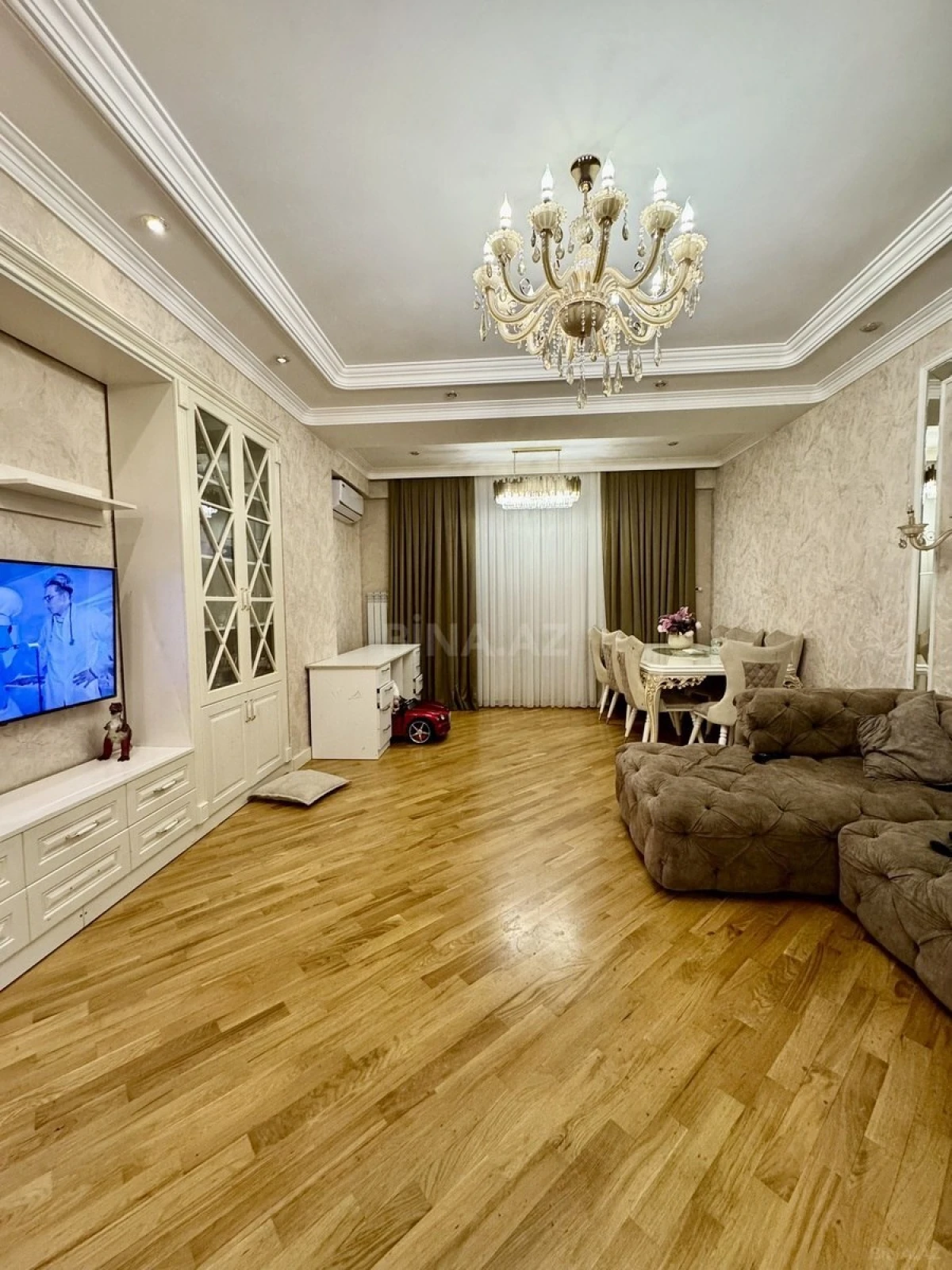 Satılır 3 otaqlı mənzil 141 m²