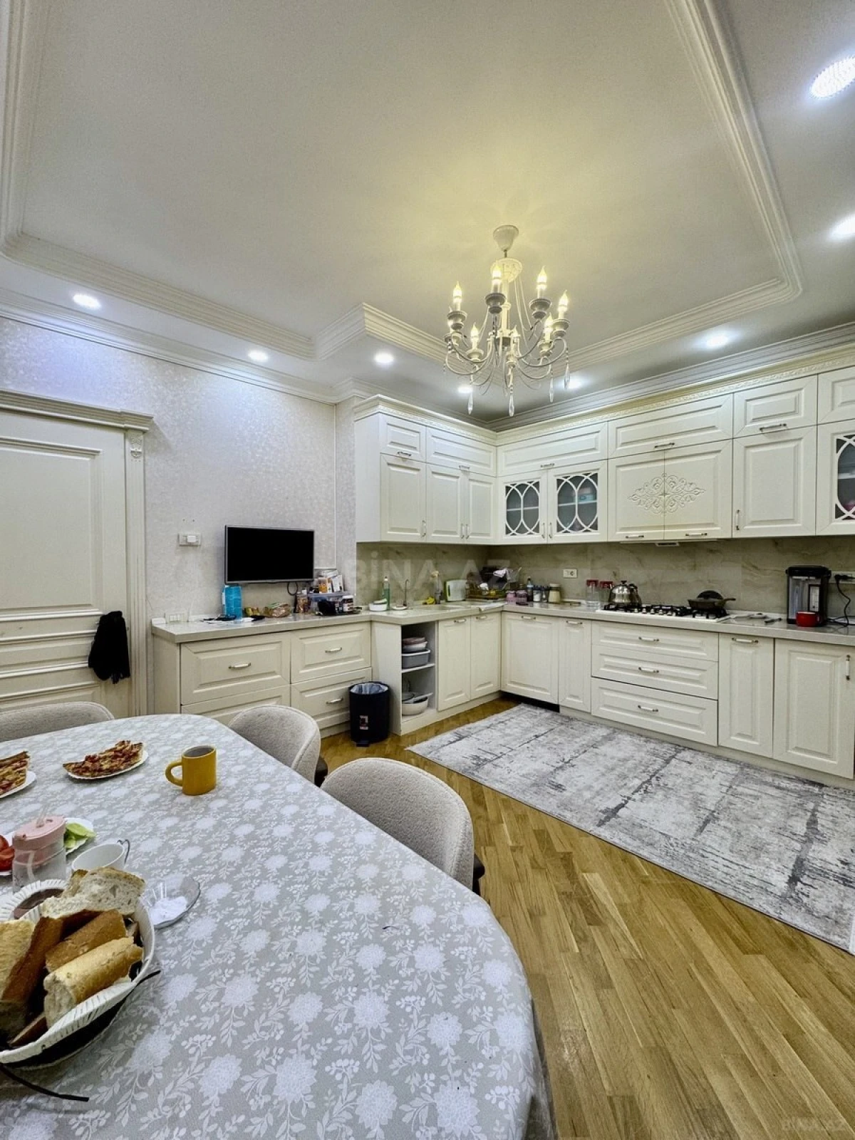 Satılır 3 otaqlı mənzil 141 m²