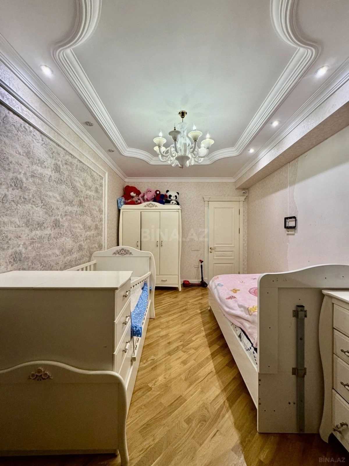 Satılır 3 otaqlı mənzil 141 m²