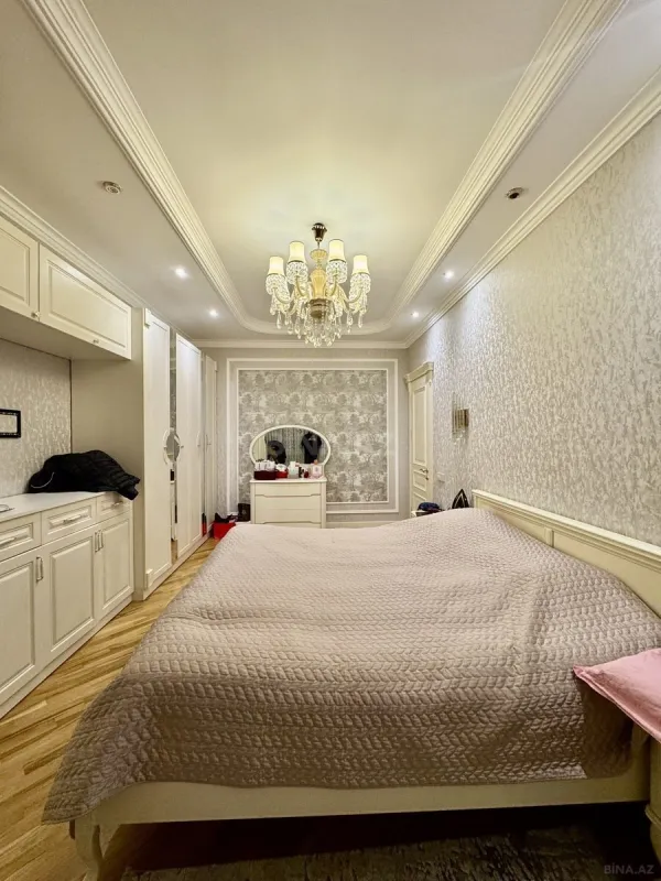 Satılır 3 otaqlı mənzil 141 m²