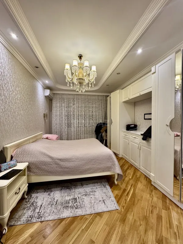 Satılır 3 otaqlı mənzil 141 m²