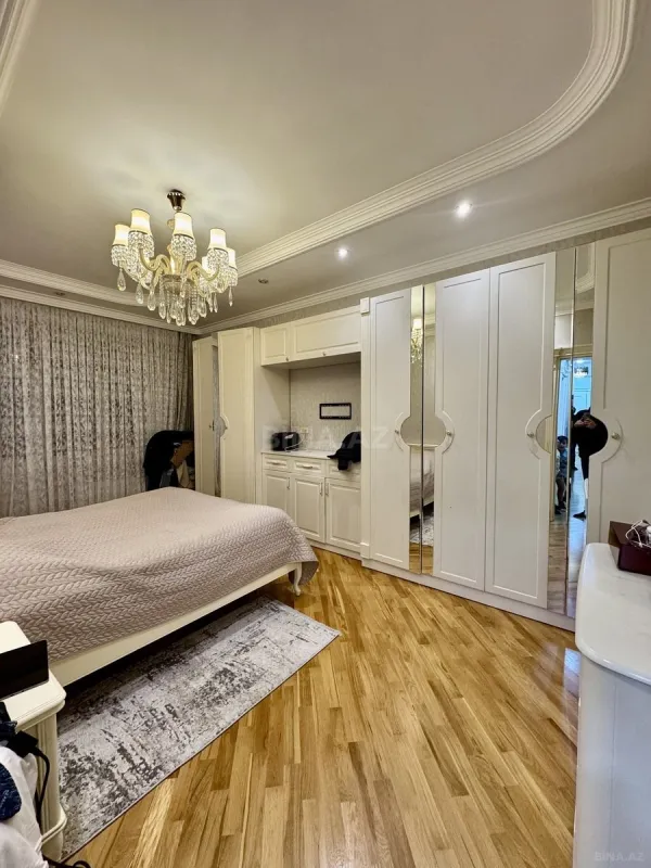 Satılır 3 otaqlı mənzil 141 m²