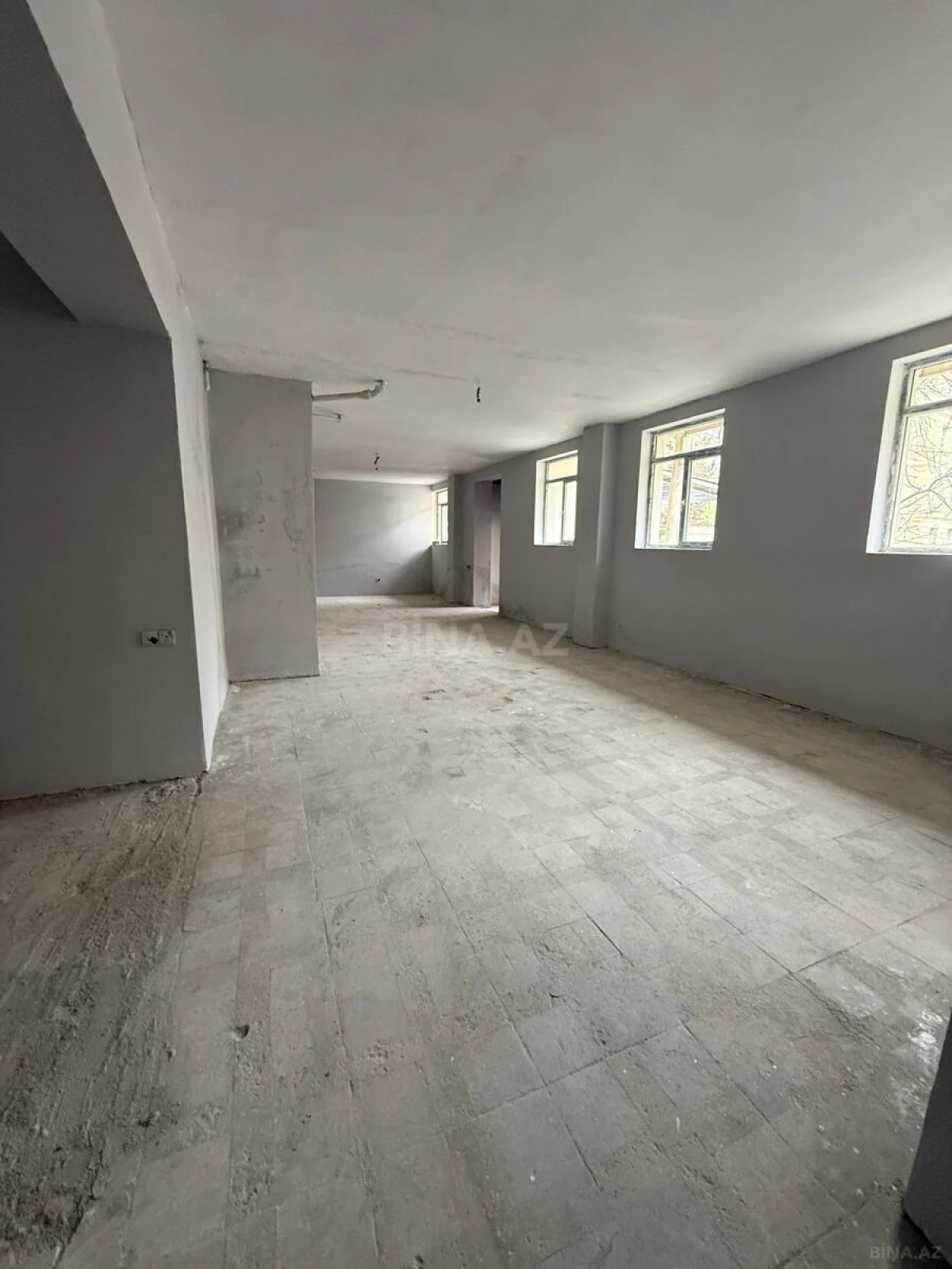 Satılır obyekt 318 m²
