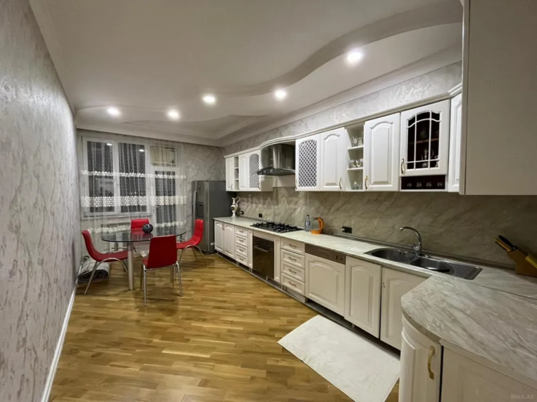 Kirayə verilir 3 otaqlı mənzil 140 m²