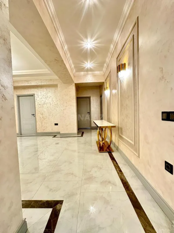 Satılır 4 otaqlı mənzil 204 m²