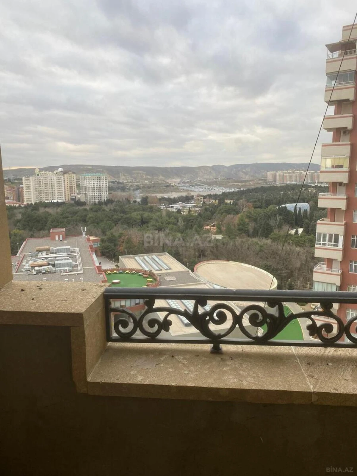 Satılır 3 otaqlı mənzil 158.4 m²
