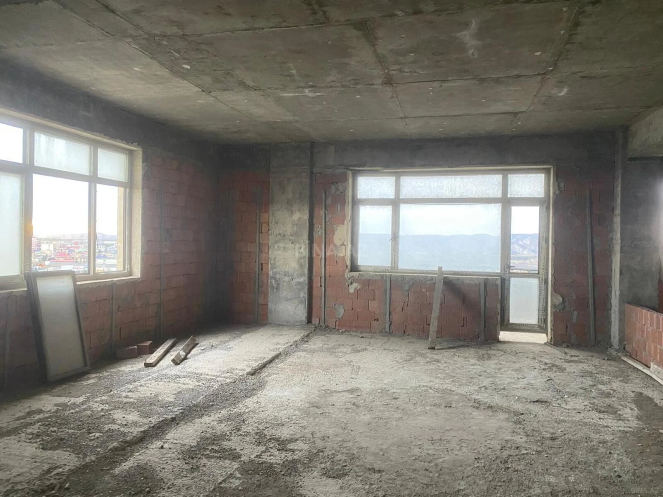 Satılır 3 otaqlı mənzil 158.4 m²