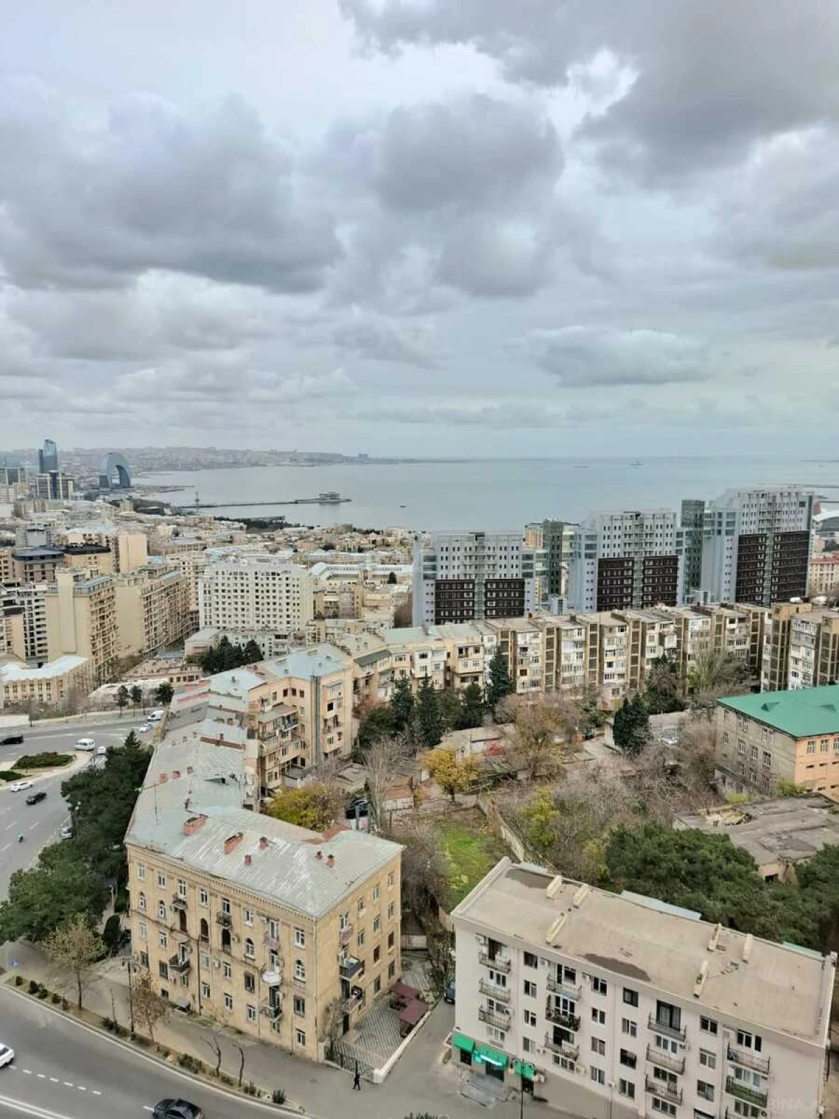 Satılır 5 otaqlı mənzil 300 m²