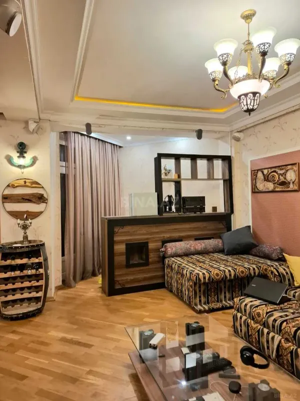Satılır 5 otaqlı mənzil 300 m²