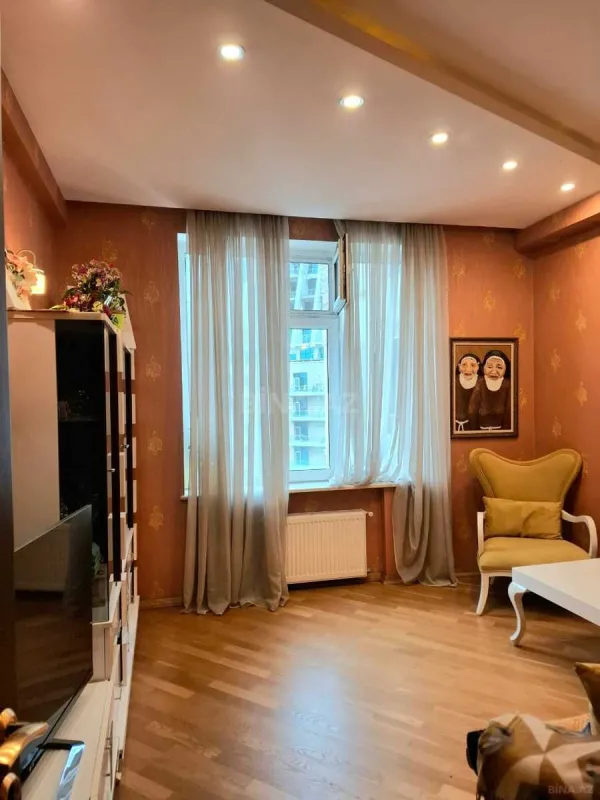 Satılır 5 otaqlı mənzil 300 m²