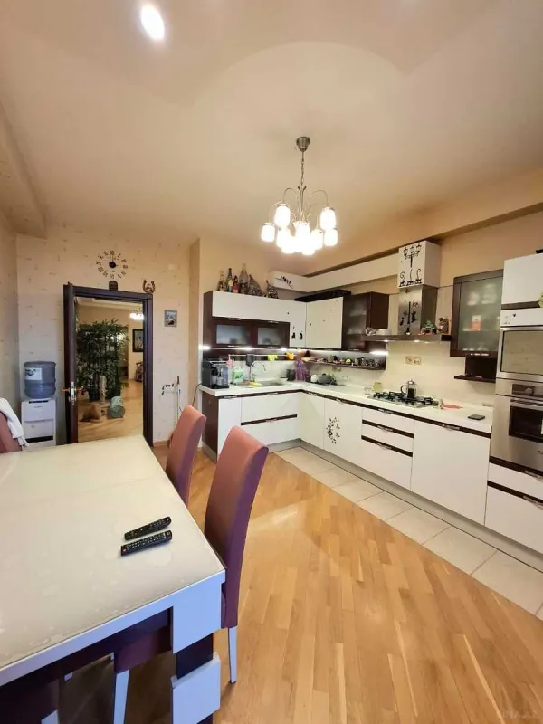 Satılır 5 otaqlı mənzil 300 m²