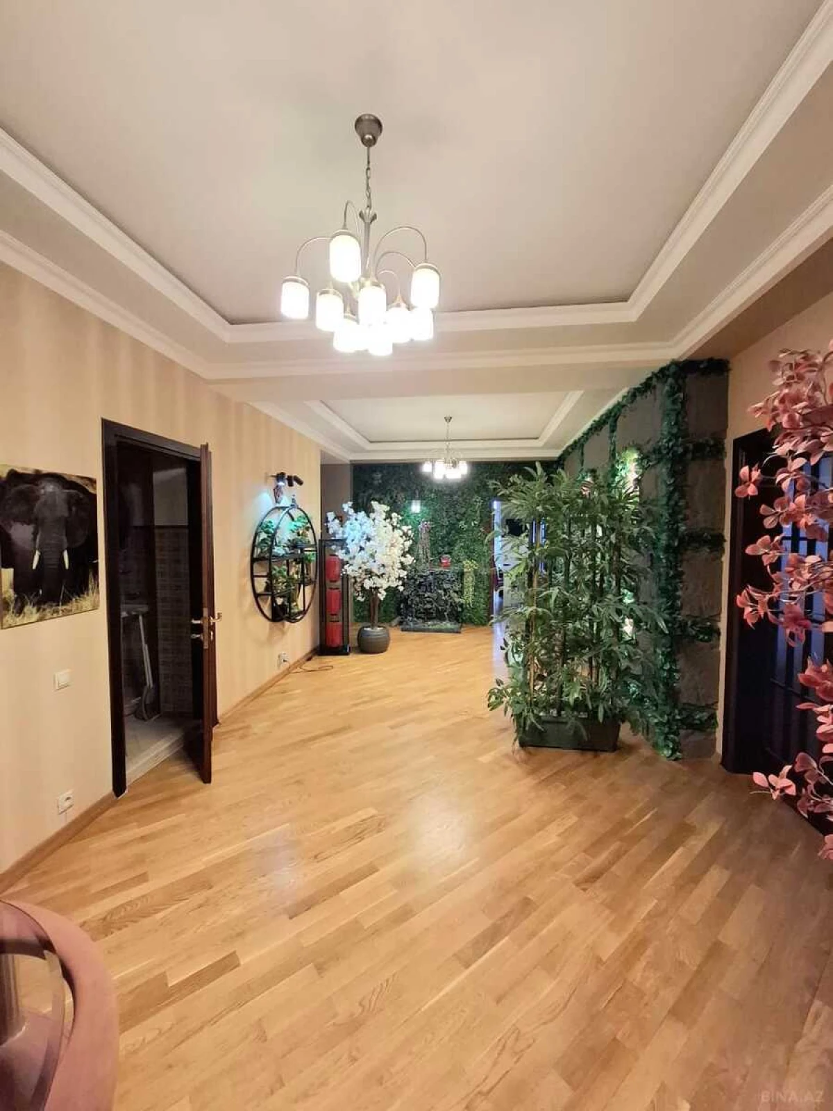 Satılır 5 otaqlı mənzil 300 m²