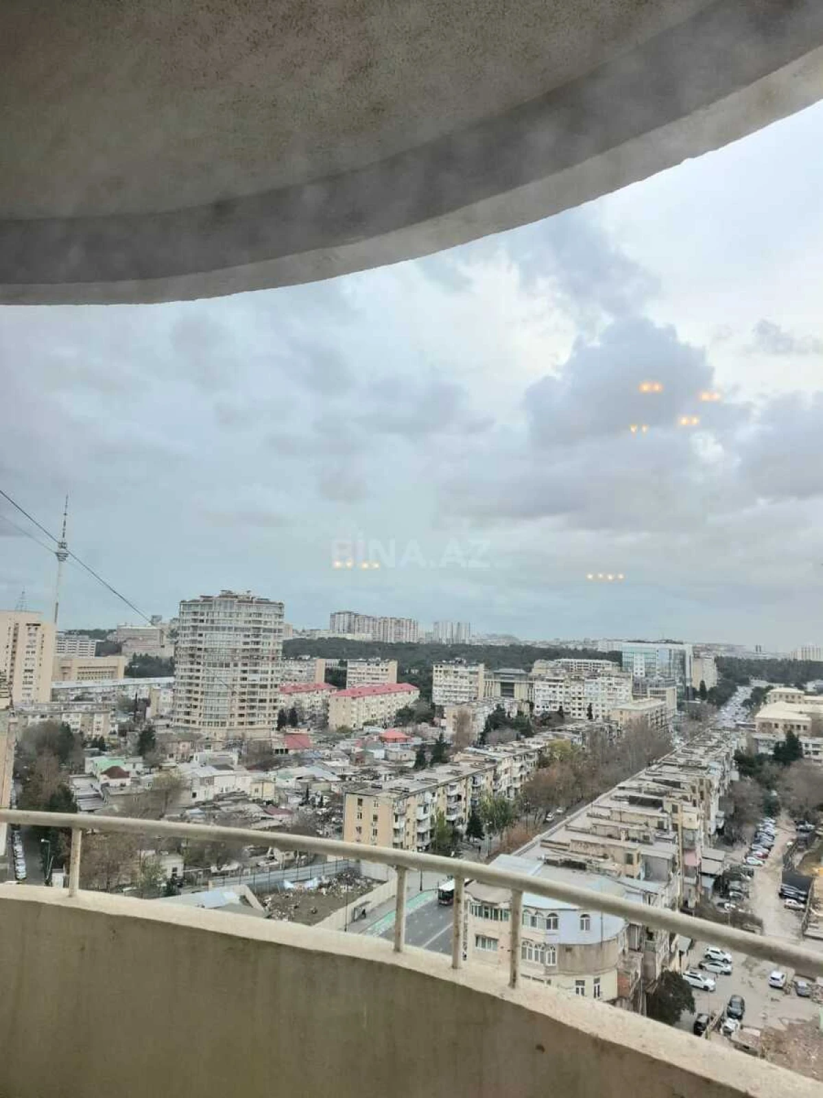 Satılır 5 otaqlı mənzil 300 m²