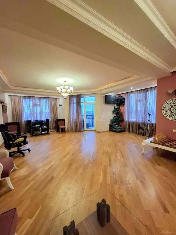 Satılır 5 otaqlı mənzil 300 m²