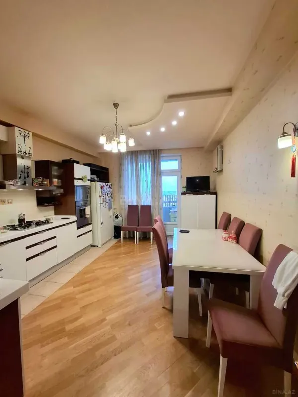 Satılır 5 otaqlı mənzil 300 m²