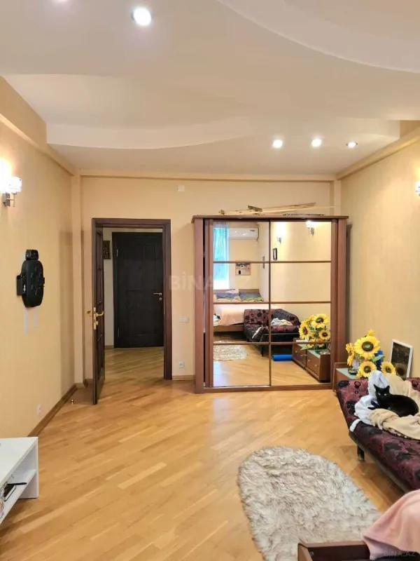 Satılır 5 otaqlı mənzil 300 m²