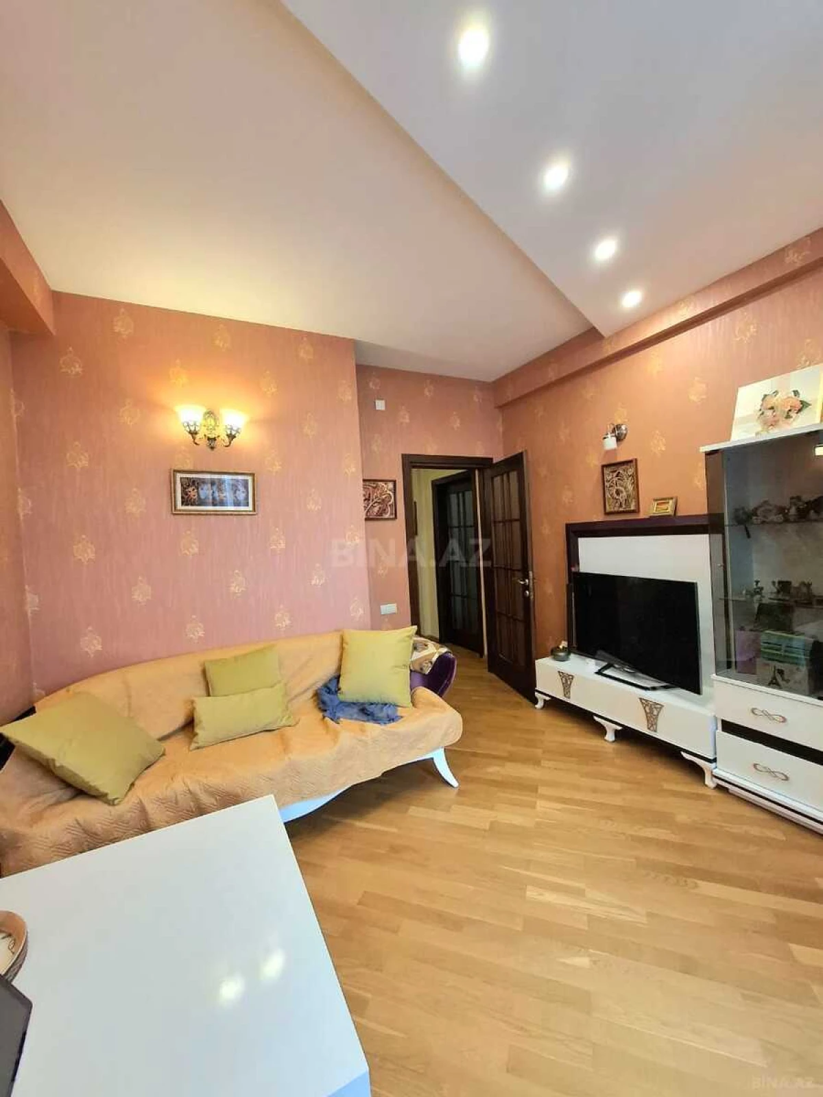 Satılır 5 otaqlı mənzil 300 m²