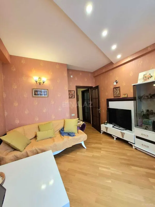 Satılır 5 otaqlı mənzil 300 m²