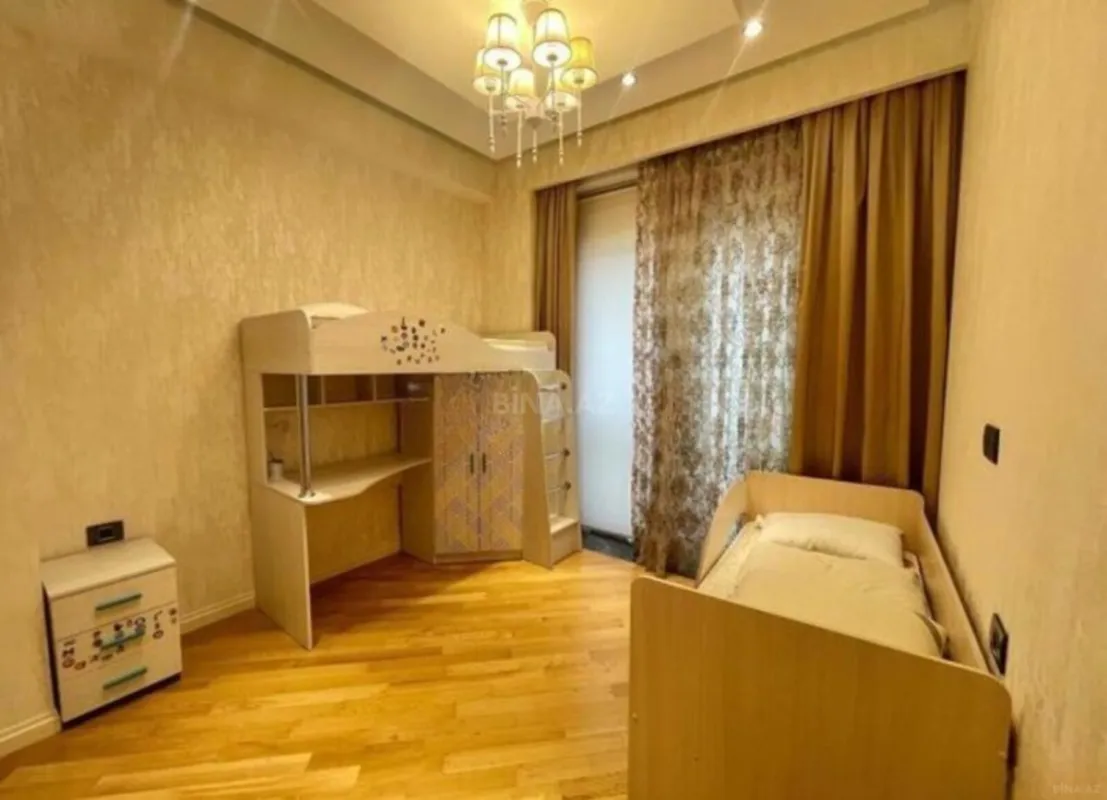Kirayə verilir 3 otaqlı mənzil 132 m²