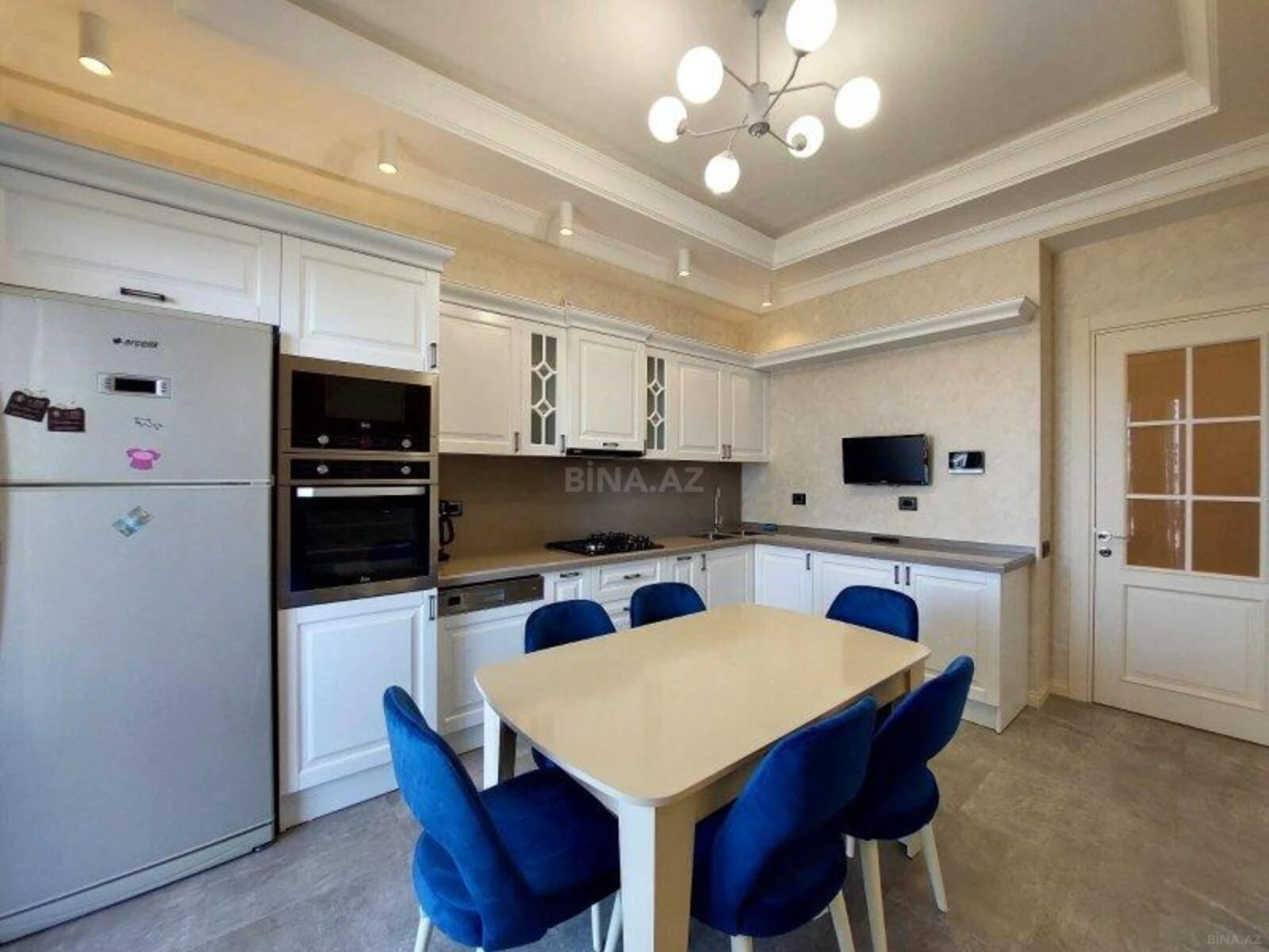 Kirayə verilir 3 otaqlı mənzil 132 m²