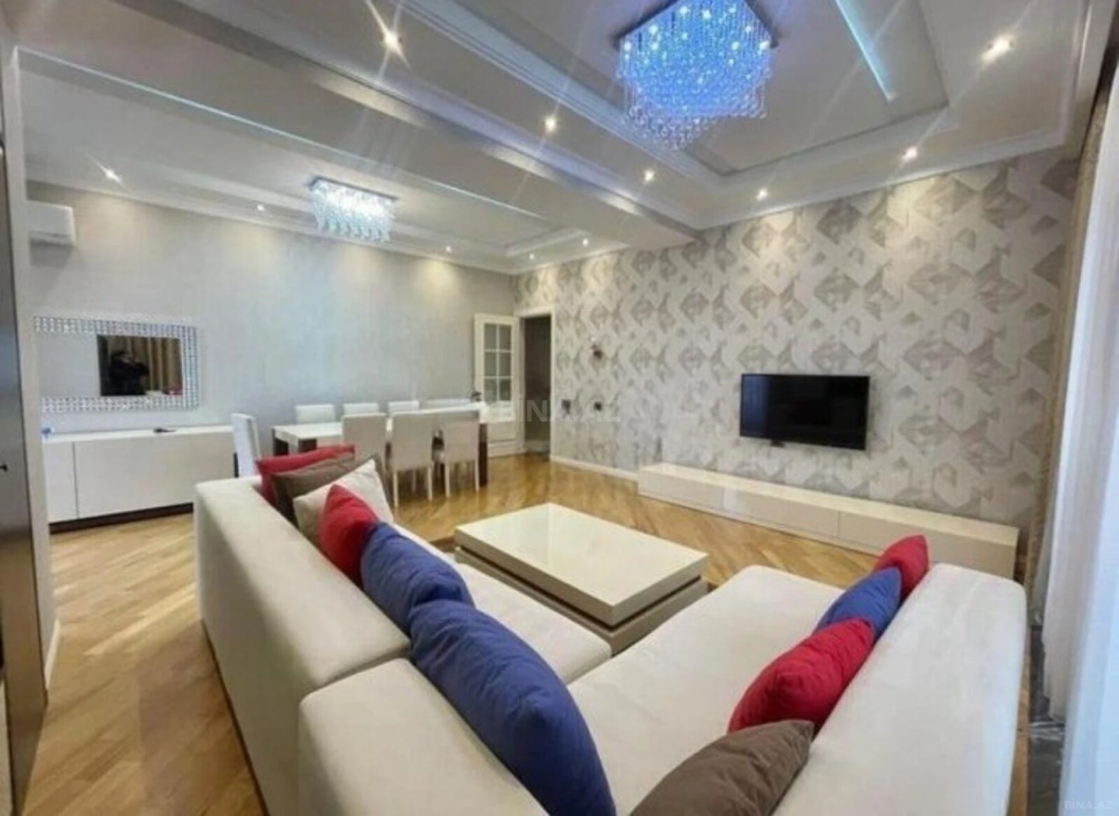 Kirayə verilir 3 otaqlı mənzil 132 m²