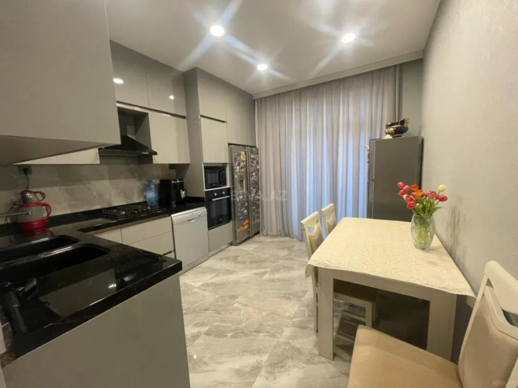 Satılır 4 otaqlı mənzil 179 m²