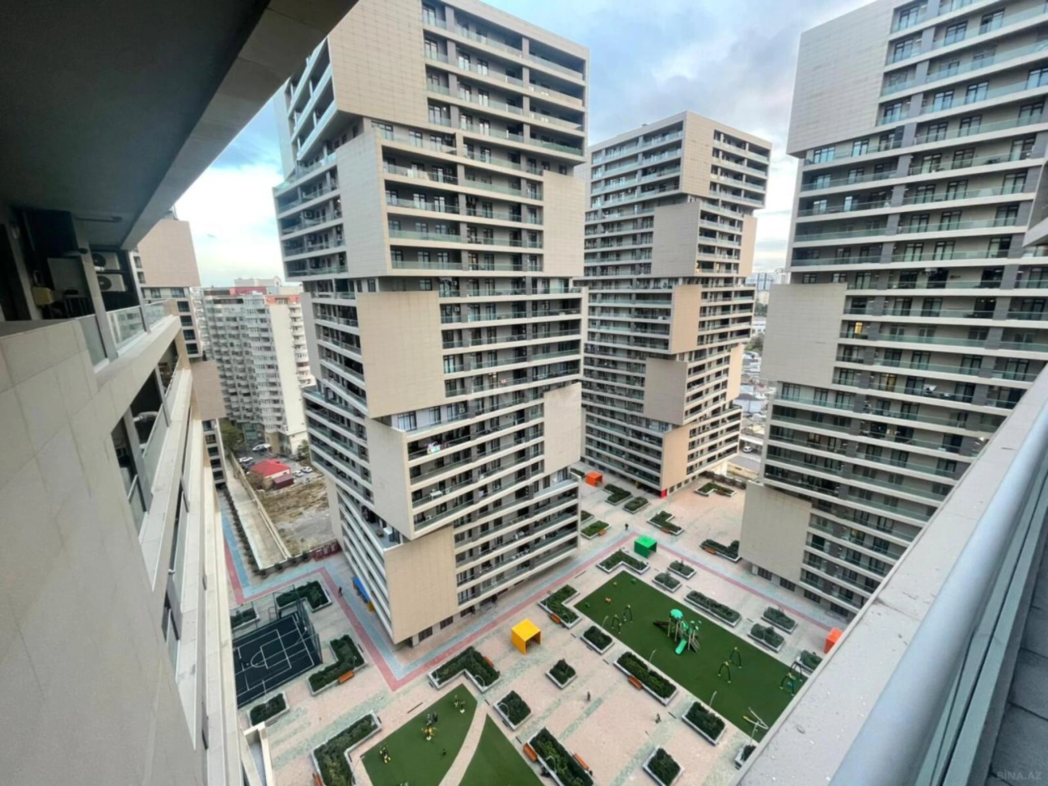 Satılır 4 otaqlı mənzil 179 m²