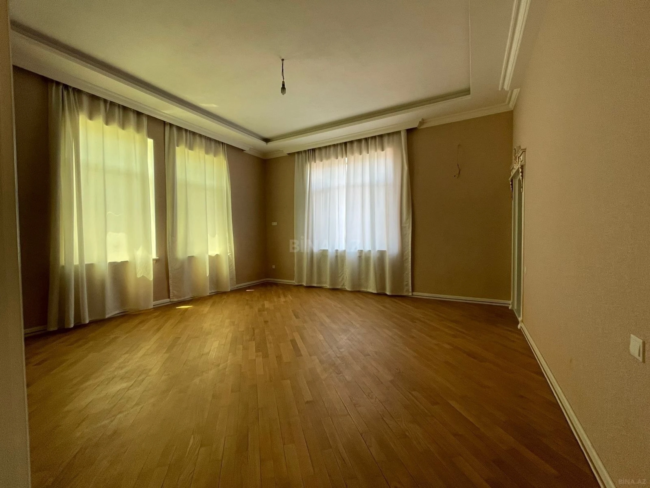 Satılır 10 otaqlı həyət evi 591 m²
