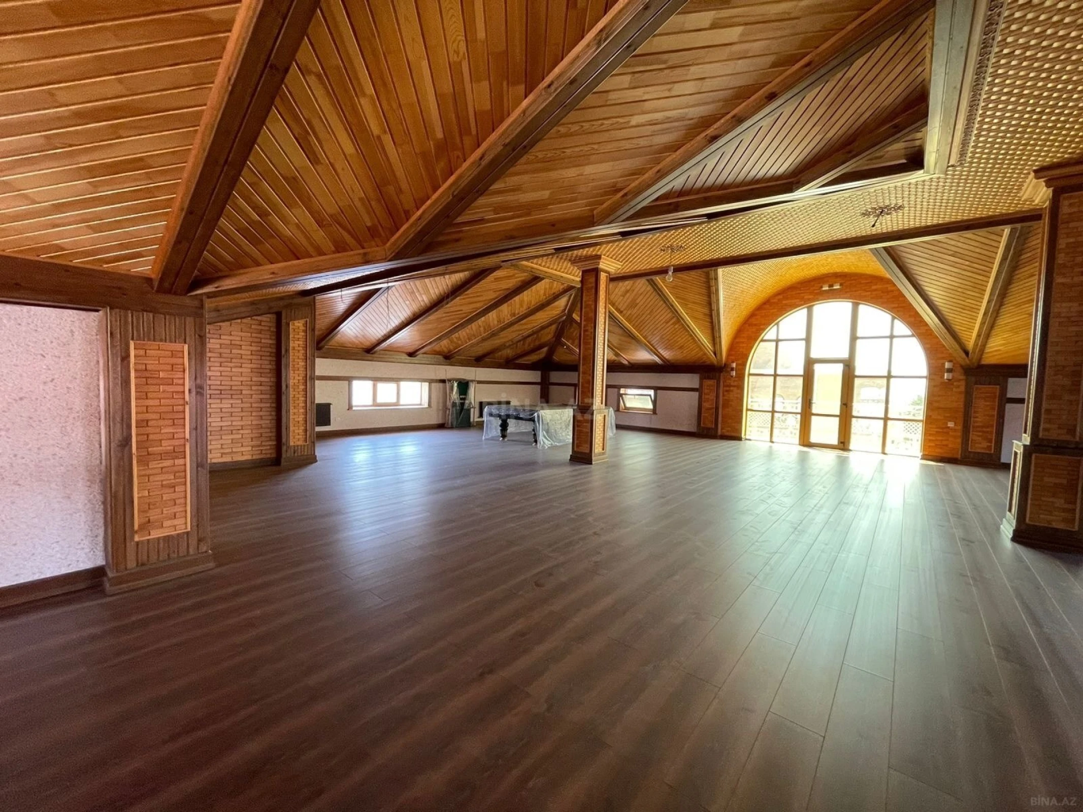 Satılır 10 otaqlı həyət evi 591 m²