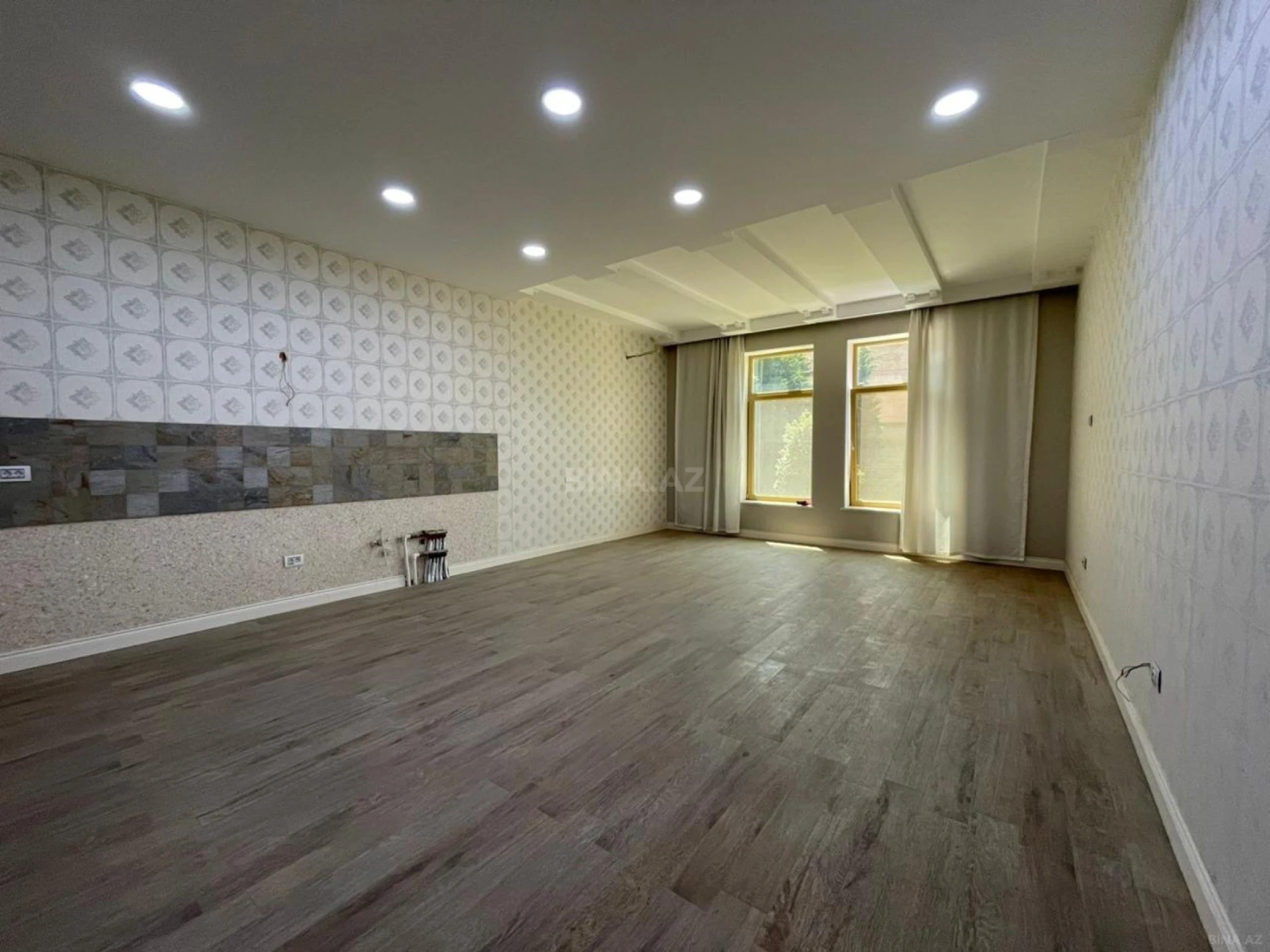Satılır 10 otaqlı həyət evi 591 m²