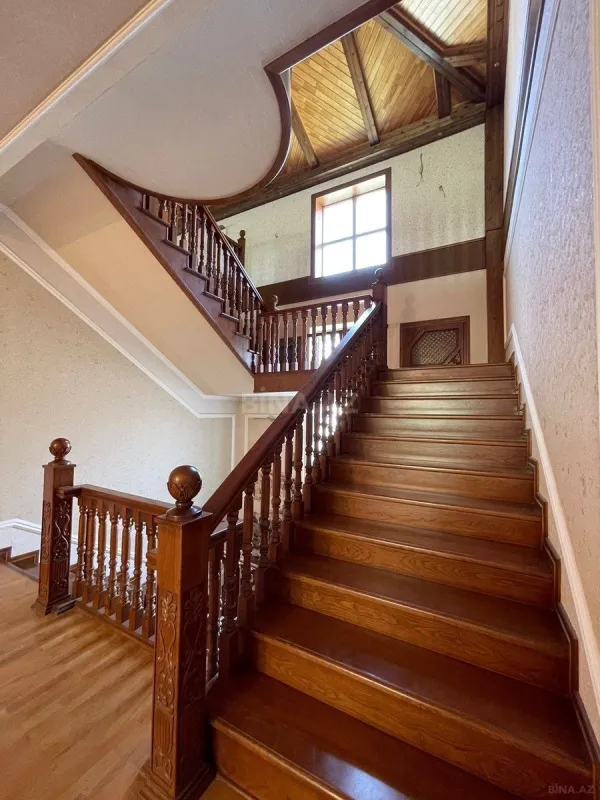 Satılır 10 otaqlı həyət evi 591 m²