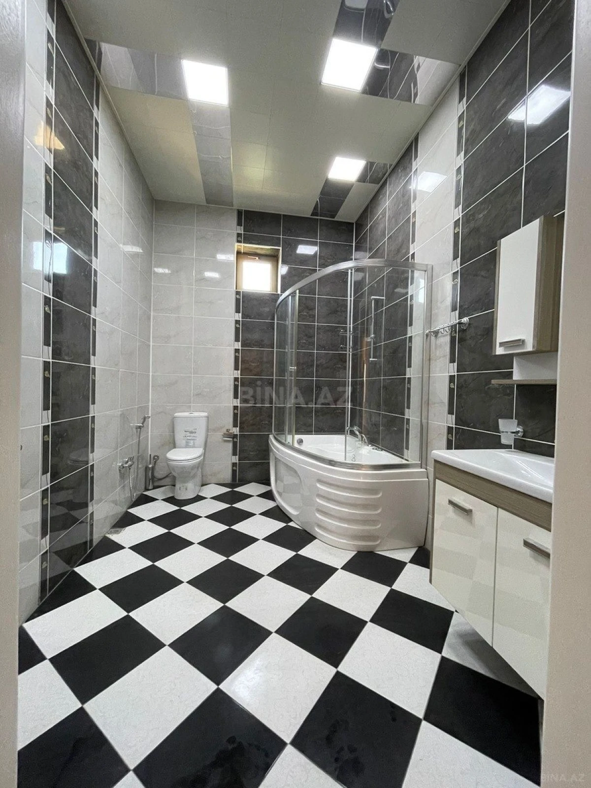 Satılır 10 otaqlı həyət evi 591 m²