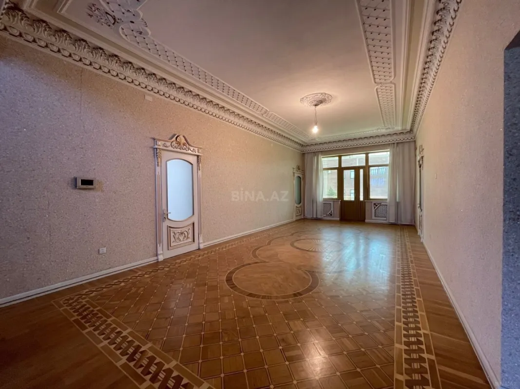Satılır 10 otaqlı həyət evi 591 m²
