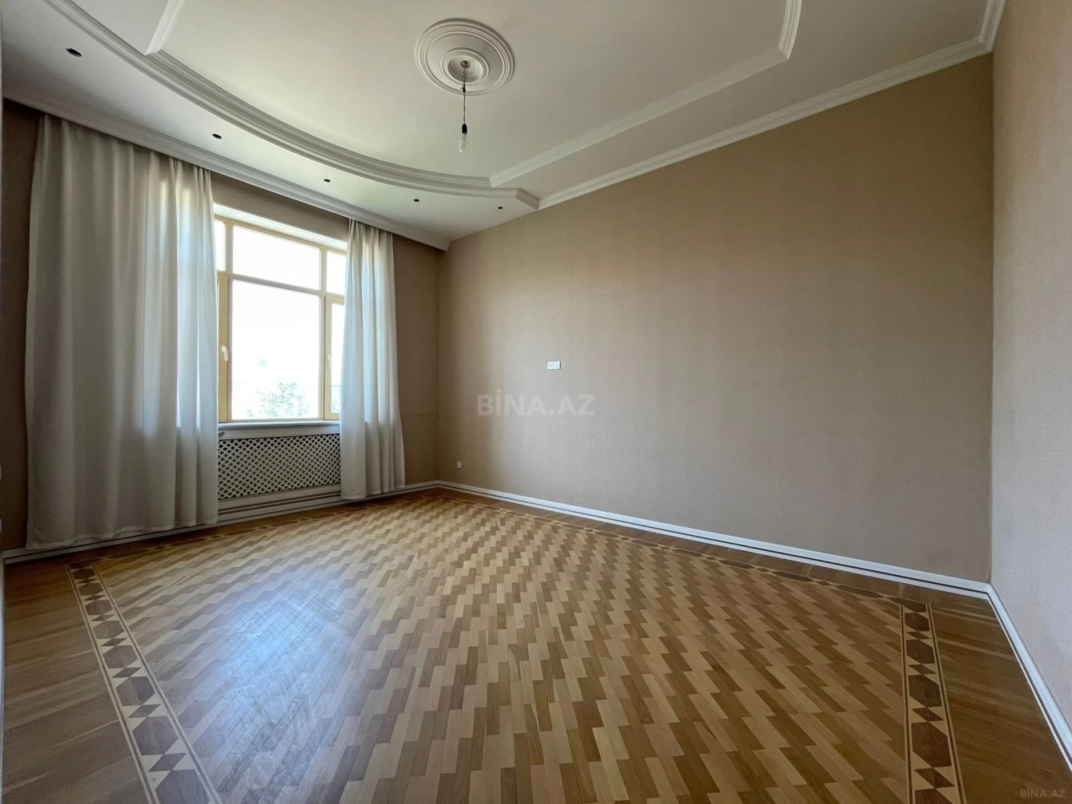 Satılır 10 otaqlı həyət evi 591 m²
