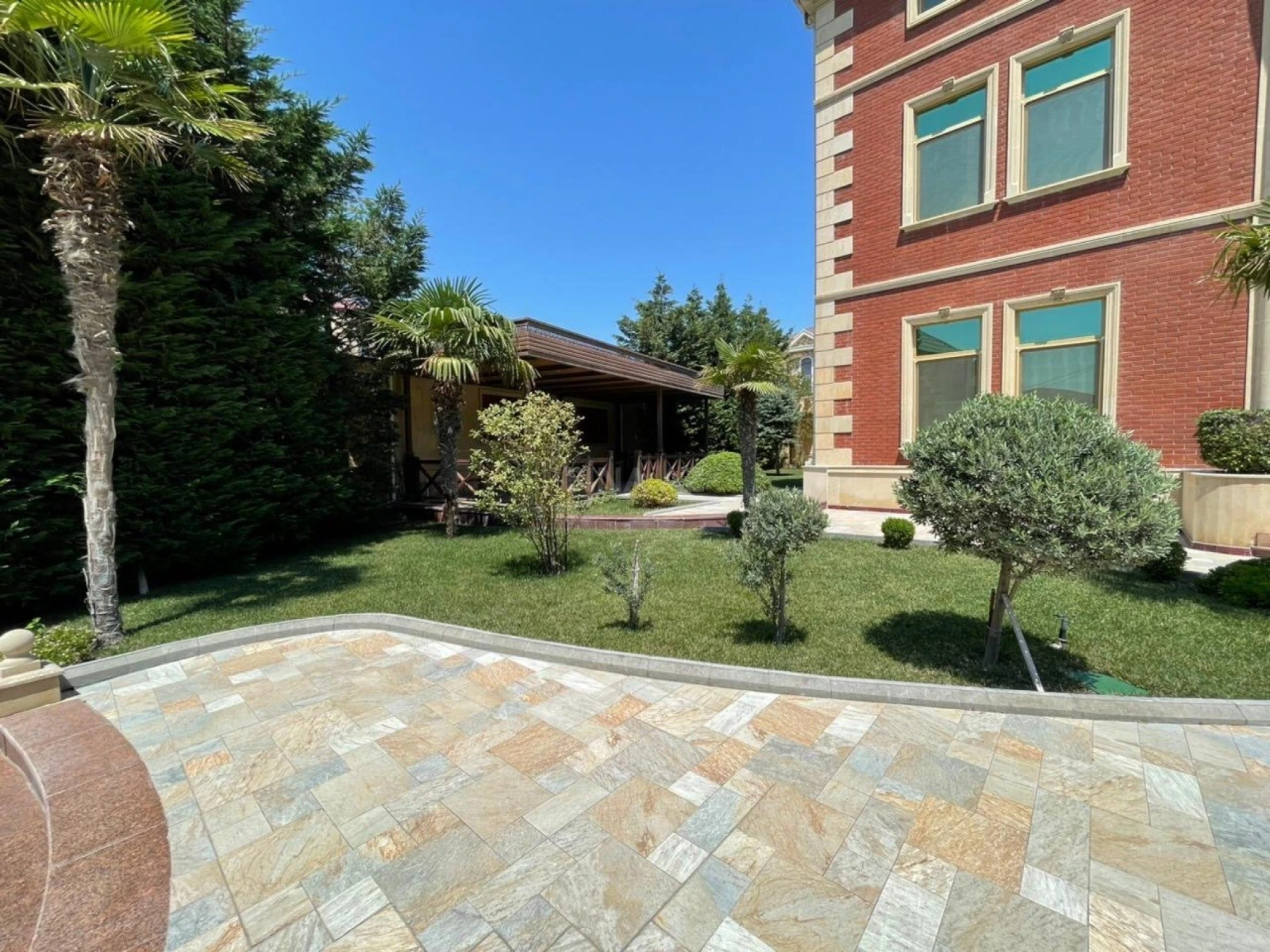 Satılır 10 otaqlı həyət evi 591 m²