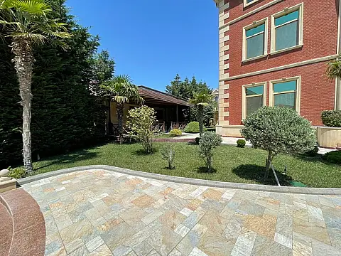 Satılır 10 otaqlı həyət evi 591 m²