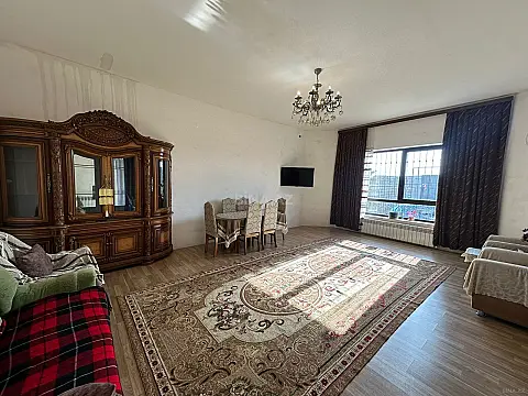 Satılır 5 otaqlı həyət evi 220 m²