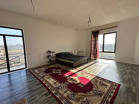 Satılır 5 otaqlı həyət evi 220 m²