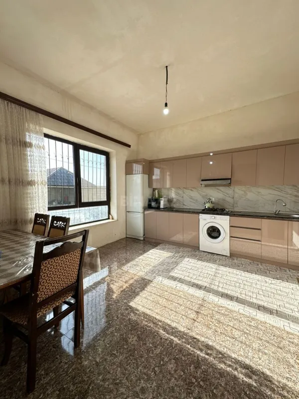 Satılır 5 otaqlı həyət evi 220 m²
