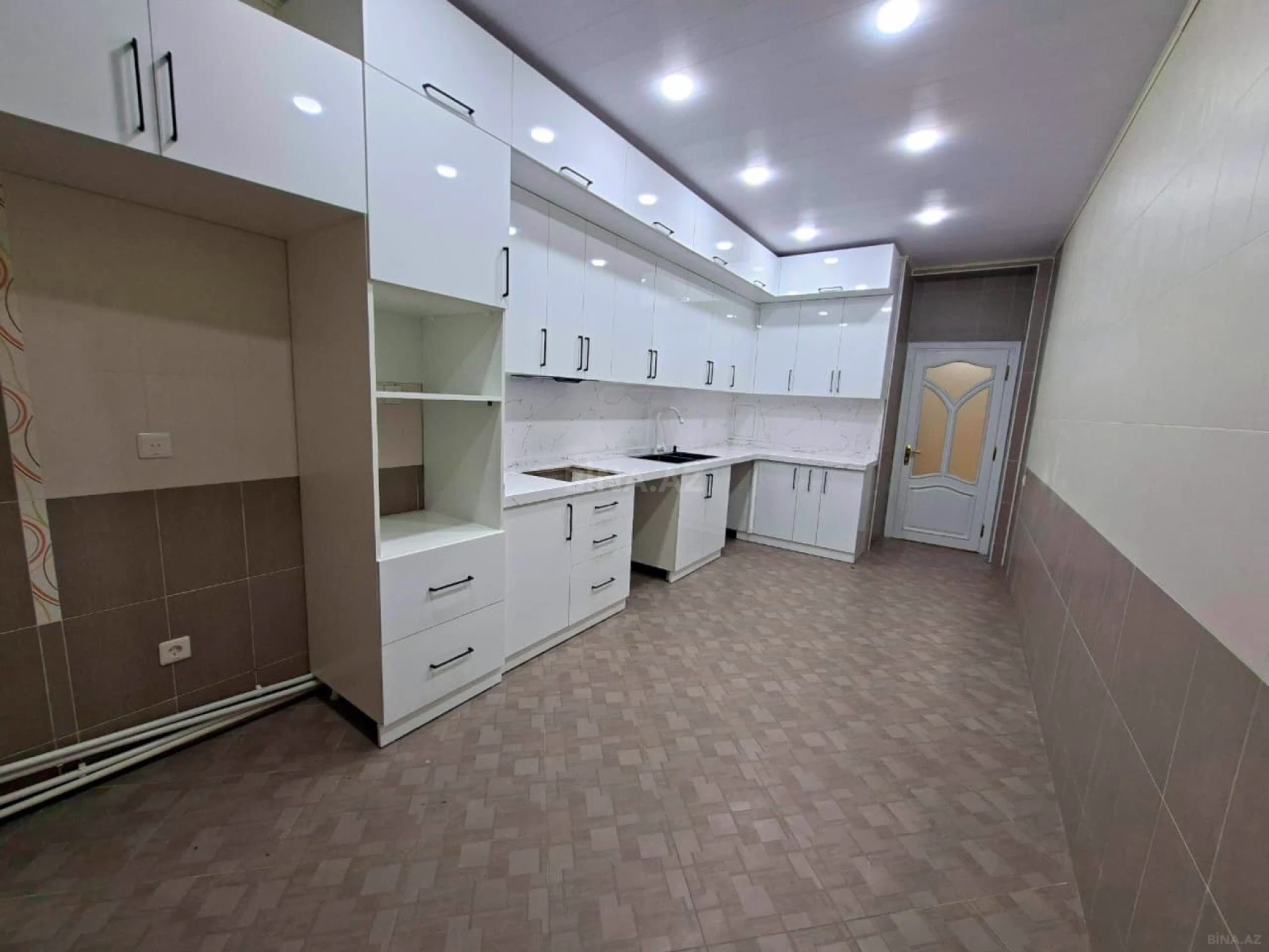 Satılır 4 otaqlı mənzil 160 m²