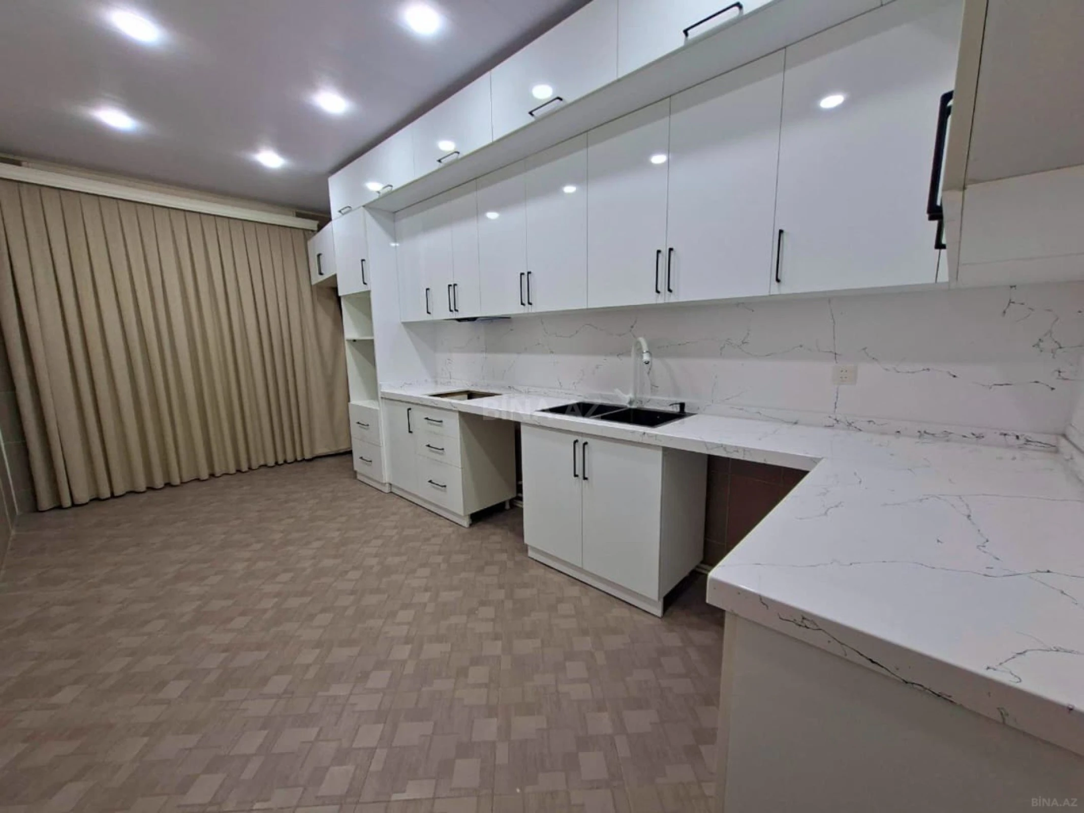 Satılır 4 otaqlı mənzil 160 m²