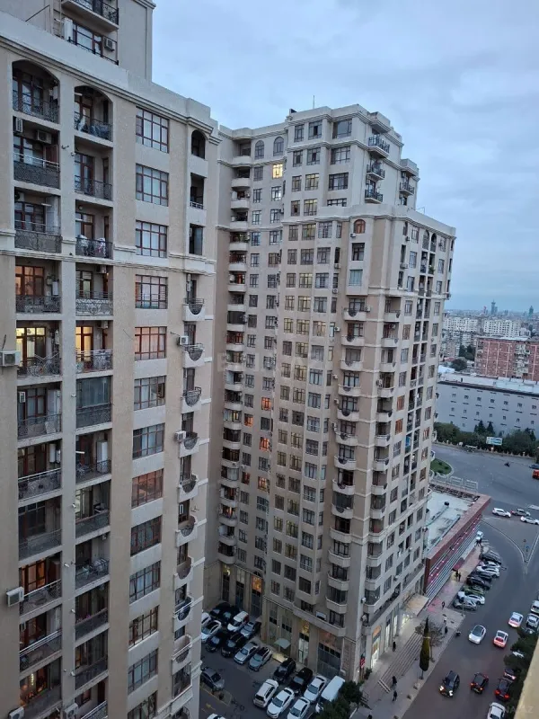 Satılır 4 otaqlı mənzil 160 m²