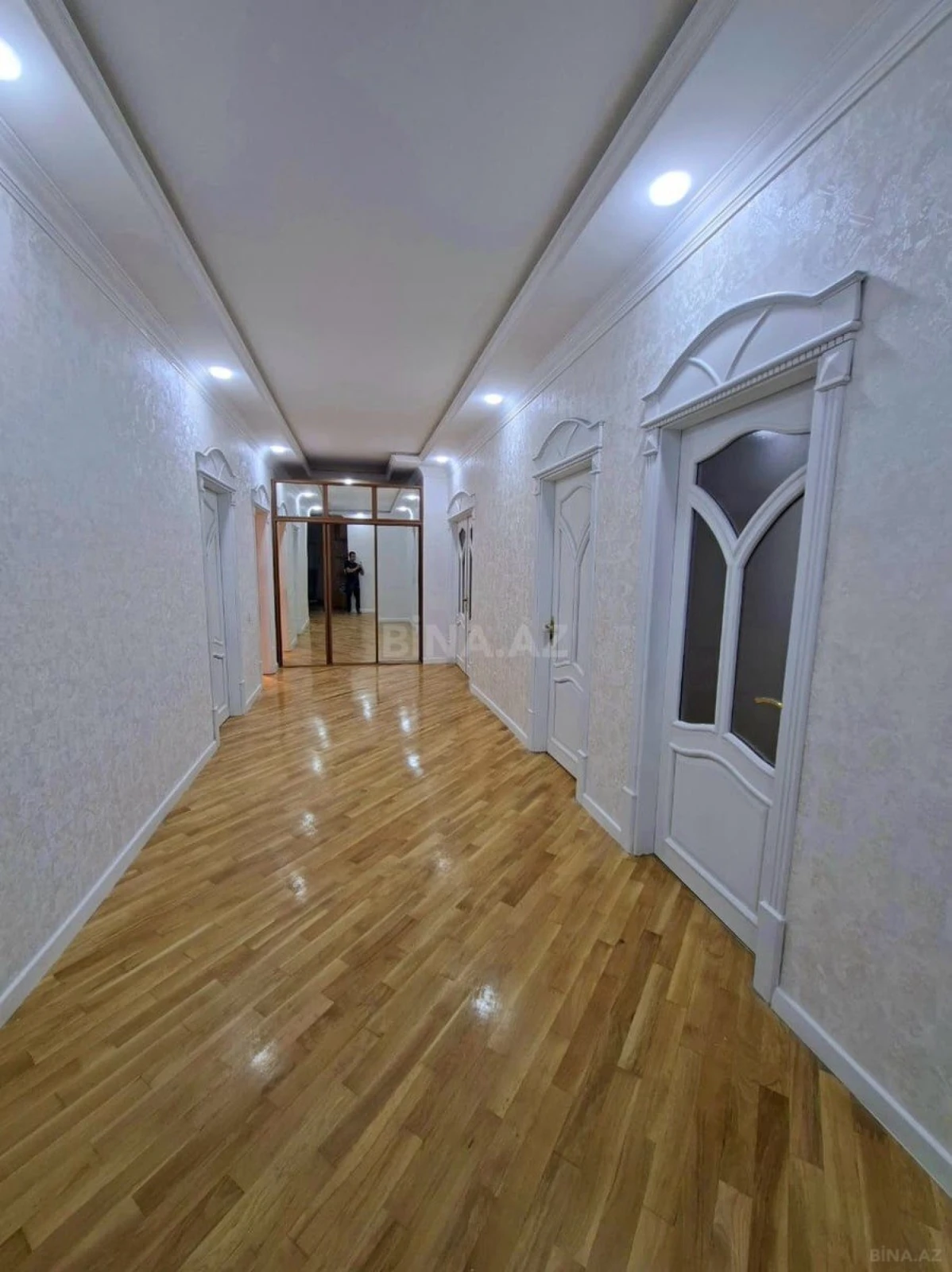 Satılır 4 otaqlı mənzil 160 m²