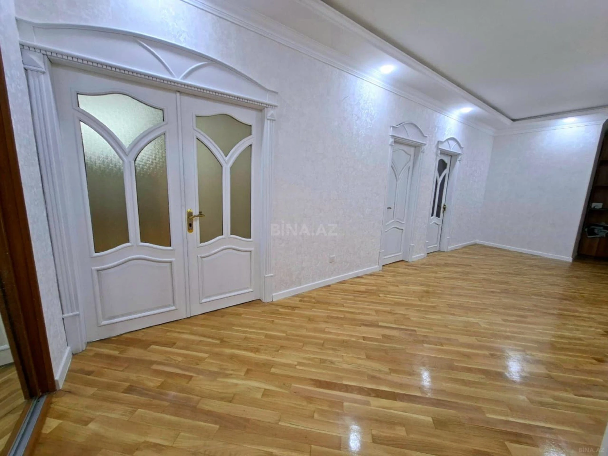 Satılır 4 otaqlı mənzil 160 m²