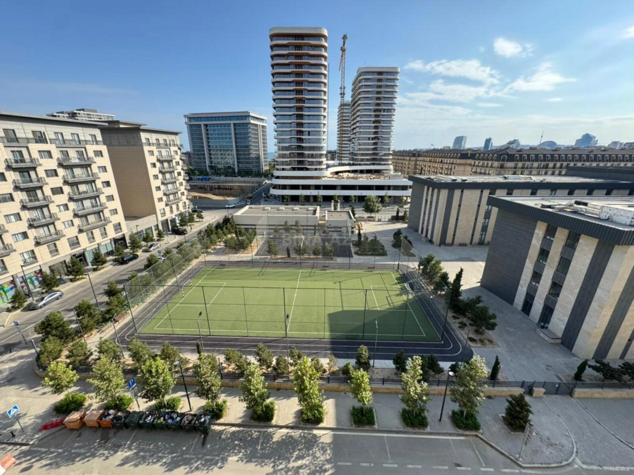 Satılır 4 otaqlı mənzil 215 m²