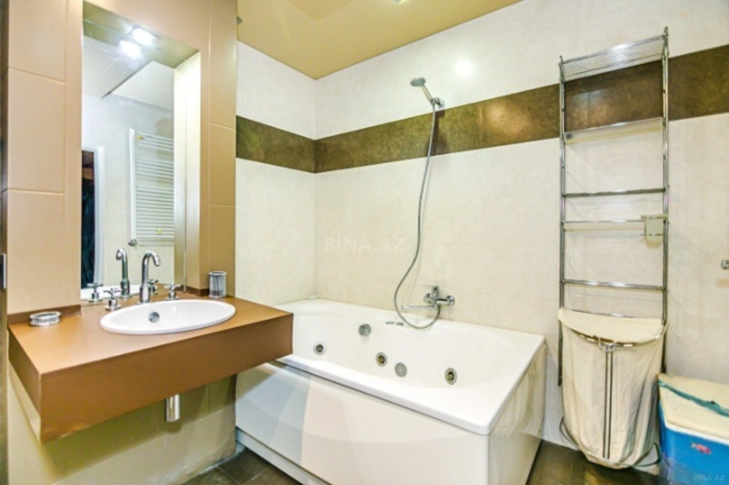 Kirayə verilir 3 otaqlı mənzil 175 m²