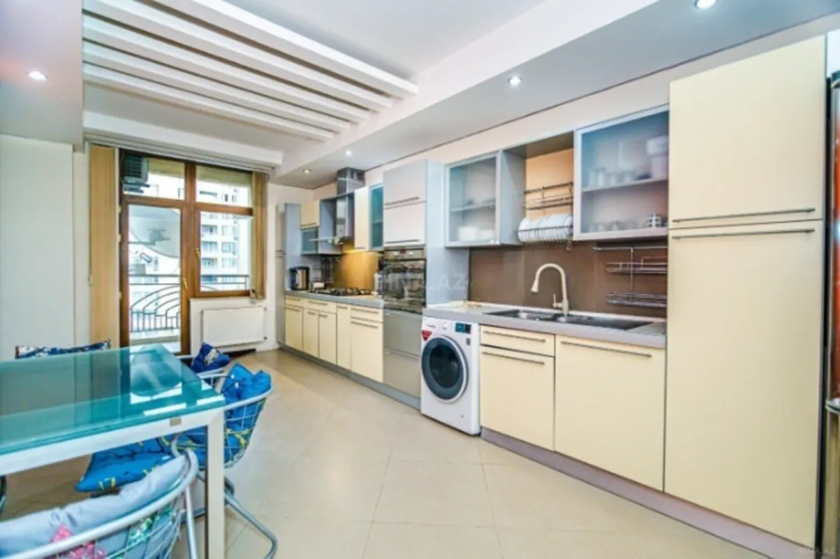 Kirayə verilir 3 otaqlı mənzil 175 m²